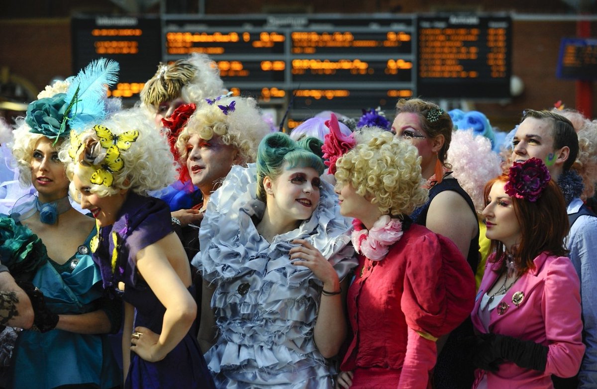 borghi_claudio's tweet image. I cugini francesi ci vogliono informare con la loro #OpeningCeremony che la loro società ideale è un misto fra il gay pride e gli organizzatori degli hunger games