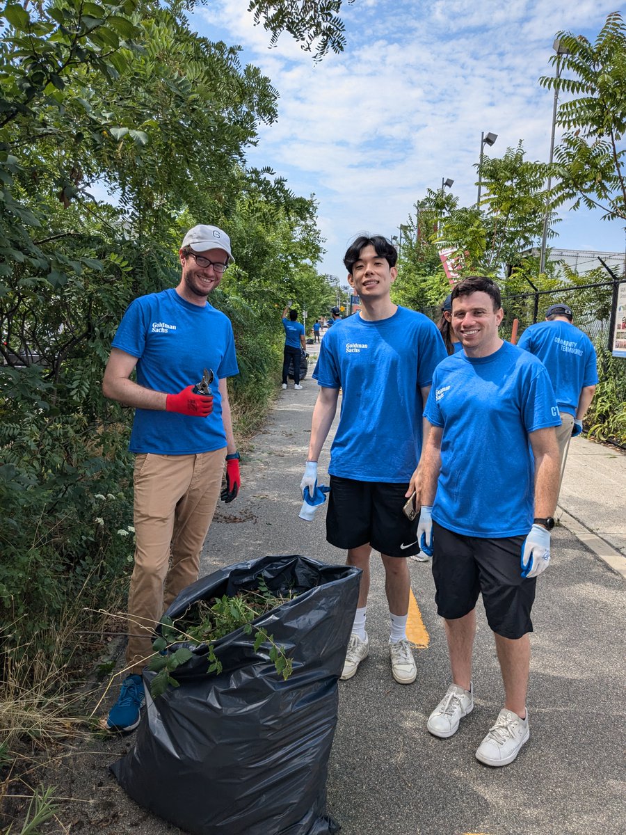 BKGreenway's tweet photo. Thank you to the #CommunityTeamWorks at @GoldmanSachs for stewarding the Brooklyn Waterfront Greenway in Red Hook last week! Volunteers collected 26 bags of trash and weeds, keeping the greenway safe, clean, and supportive of the biodiverse ecosystems who inhabit it! https://t.co/zizEEOqiL7