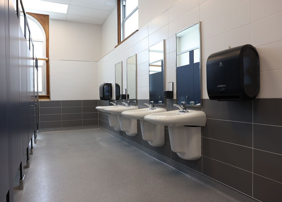 Mark Twain Elementary School teachers, support staff and administrators had an exclusive first look at their newly renovated learning spaces this week! (1/2)