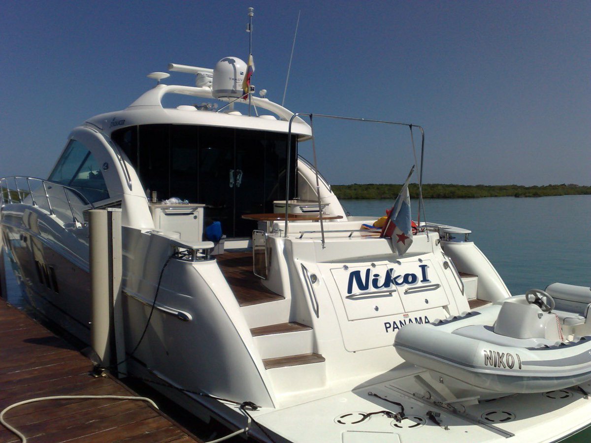 HELIODOPTERO's tweet image. Esta isla del archipiélago del Rosario (frente a Cartagena) es de todos los colombianos, pero nadie se puede acercar porque está en manos del criminal convicto CARLOS 
ATTOS, allí tiene una mansión de recreo, un  yate  de última generación y un  avión para vuelos…