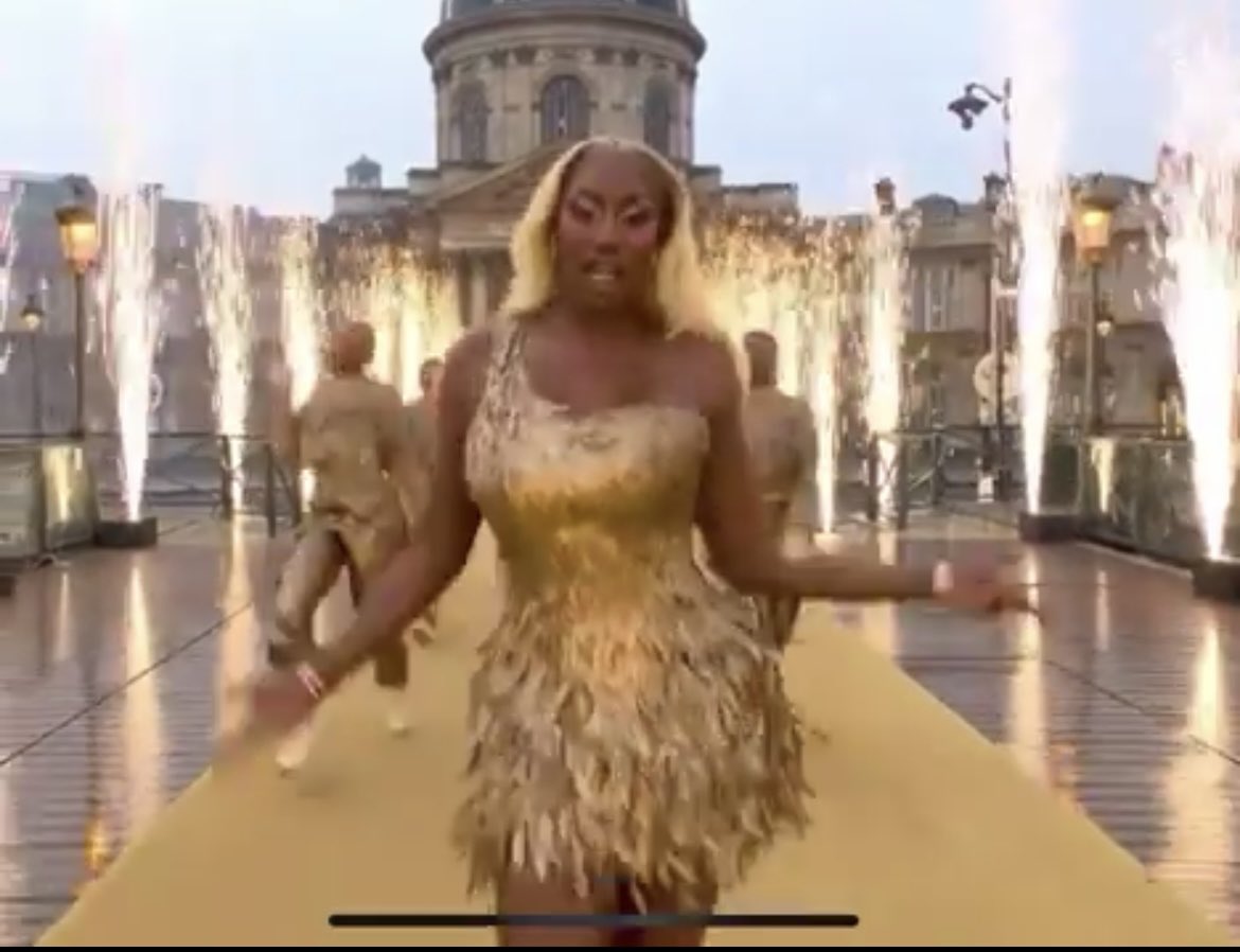 emilegbehou's tweet photo. Quand la petite de Bamako dead ça et fait chanter et danser à l’unisson la Garde Républicaine, les fachos sont djadja !  #QueenAya.  #StopRacism #Supremacy 
#Paris2024  #openingJO https://t.co/h8Hnv021UE