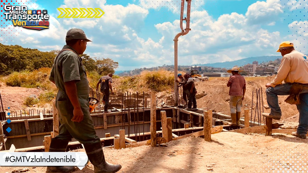 mintransporteve's tweet photo. #Entérate | Desde @transportegobve estamos comprometidos en mejorar el bienestar del pueblo a través del sistema 1x10 del Buen Gobierno, dando soluciones a las problemáticas de los usuarios en materia de transporte
#GMTVzlaIndetenible https://t.co/X1DY26ZNRE