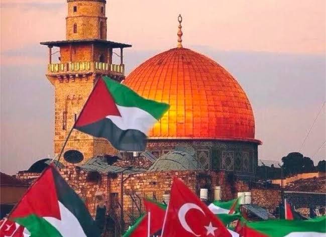 Ecel kapını çaldığı zaman
Kudüs'ü telaşa verme
O geldiği zaman
( İsrail oğulları) Sen gitmiş olacaksın.
La galibe İllallah