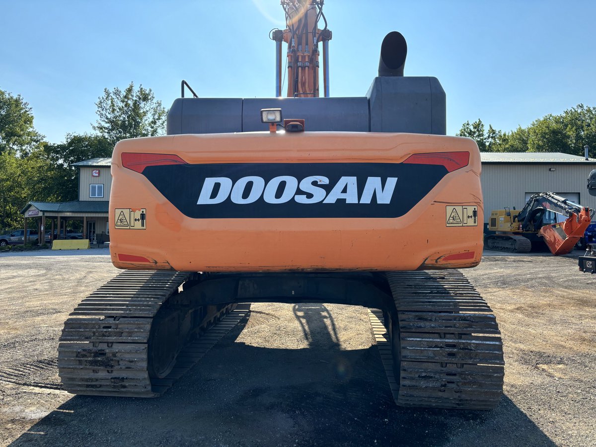 SargentsEquip's tweet photo. To make Big Things happen you need to AIM HIGH and process everything around you!
Available for Sale or Rent:
Doosan DX530LC-5 with a LXP300R (Pulverizer Jaws)
*40' Reach with 7,500 lbs Tool
For those hard to reach jobs let @SargentsEquip  help you with all of your projects https://t.co/tTtTJnKTQH