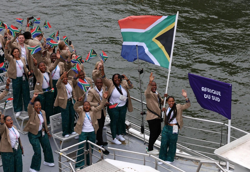 Variopintas leyendas del deporte mundial destacan hoy entre los  abanderados de las 206 delegaciones nacionales presentes en la  espectacular apertura de los XXXIII Juegos Olímpicos de París 2024, que  transcurre sobre las aguas y riberas del río Sena.
#Olimpiadas2024