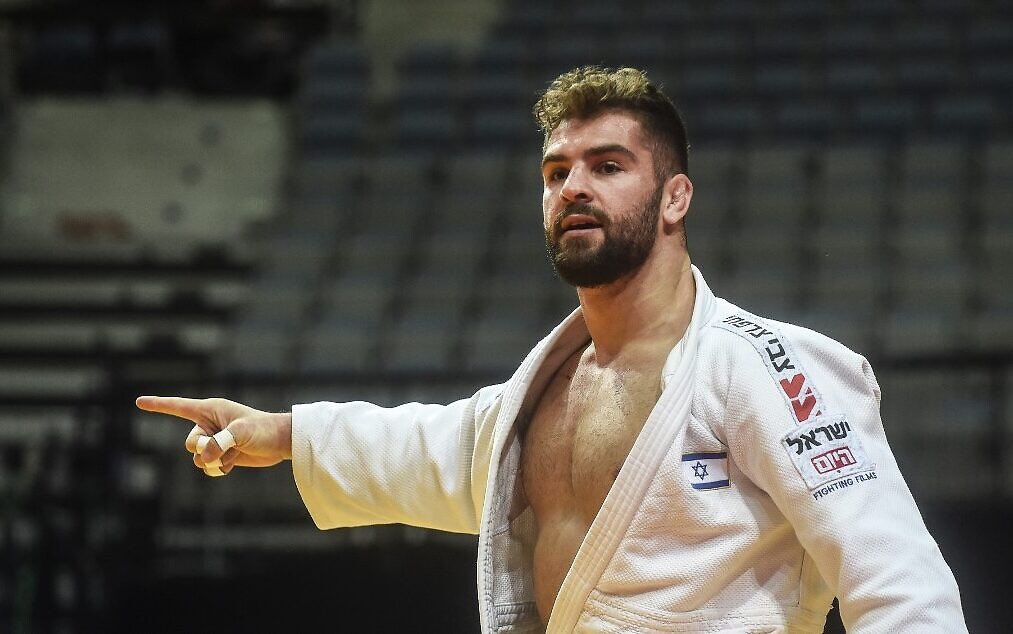 AlbertOrtegaES1's tweet photo. Este es Peter Paltchik. El judoca es el abanderado de Israel en los Juegos Olímpicos de Paris.

Hace unos meses fotografiaba misiles con su firma antes de que los lanzaran a Gaza, donde los muertos se cuentan por miles. https://t.co/qBsWzGhJrN