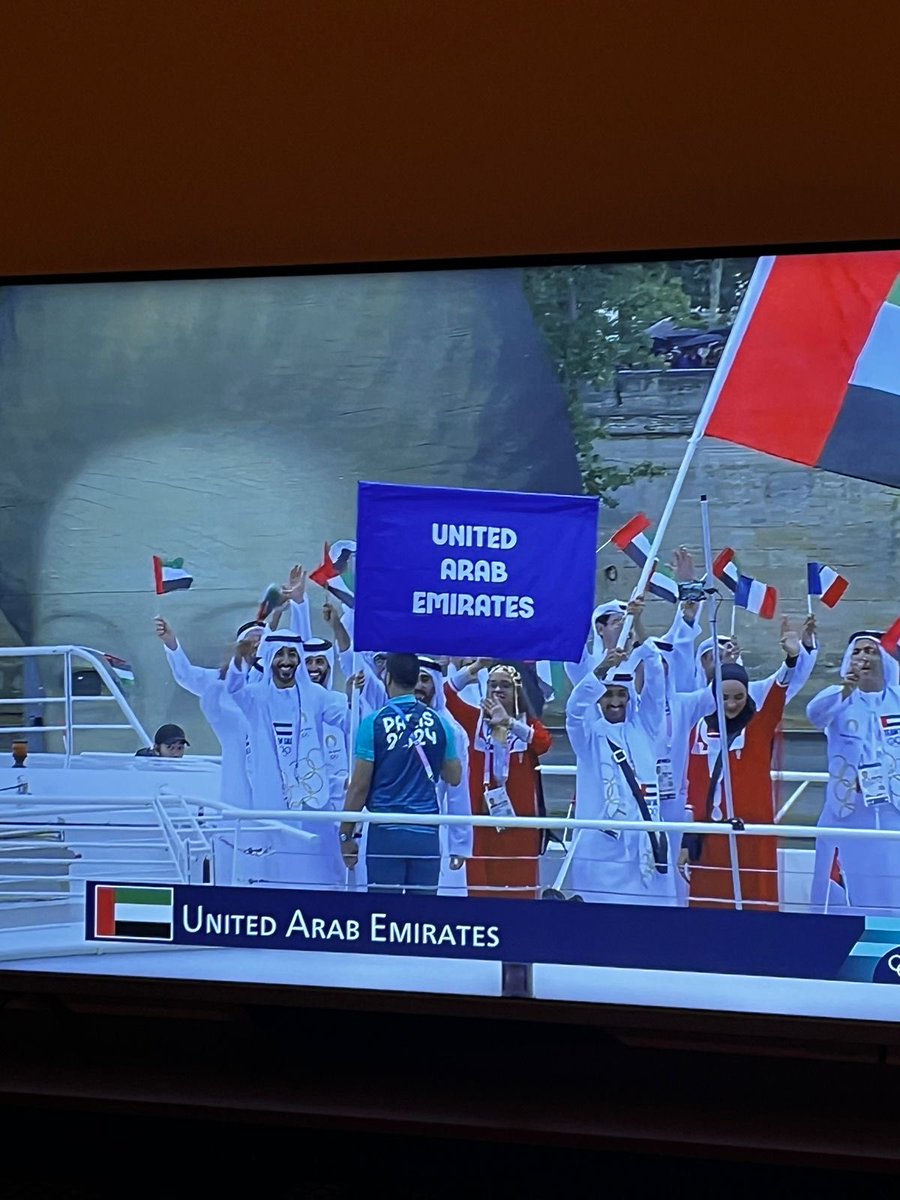 Omar Al Marzouqi, étudiant ⁦<a href="/SorbonneAD/">Sorbonne University Abu Dhabi</a>⁩ porte drapeau des UAE! 😍