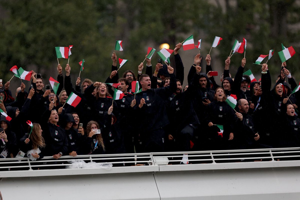 ItaliaTeam_it's tweet photo. ECCOLIIIIIII!!! 💚🤍❤️

I nostri azzurri sfilano col tricolore lungo la Senna nella Cerimonia d’Apertura dei Giochi Olimpici di #Paris2024!

Che spettacolo!!!😍

#ItaliaTeam @Olympics @Paris2024 https://t.co/ghl52ywCk0
