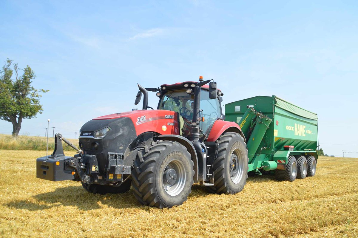 profiMagazin's tweet photo. Ein #Case IH Magnum 340 AFS mit #Hawe Überladewagen am Getreide abfahren. https://t.co/0adj0sTEU9