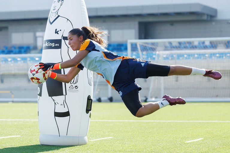 El <a href="/realmadridfem/">Real Madrid C.F.</a> “B” comenzó en el día de ayer la pretemporada con los primeros entrenamientos del curso. 

👋🏽 Tras la cesión al Alavés, <a href="/sofiaffuente/">Sofia Fuente</a> vuelve al Real Madrid “B”. 

🆙 Del juvenil han subido, varias jugadoras: Irune, Elsa Santos, Claudia de la Cuerda e Iris