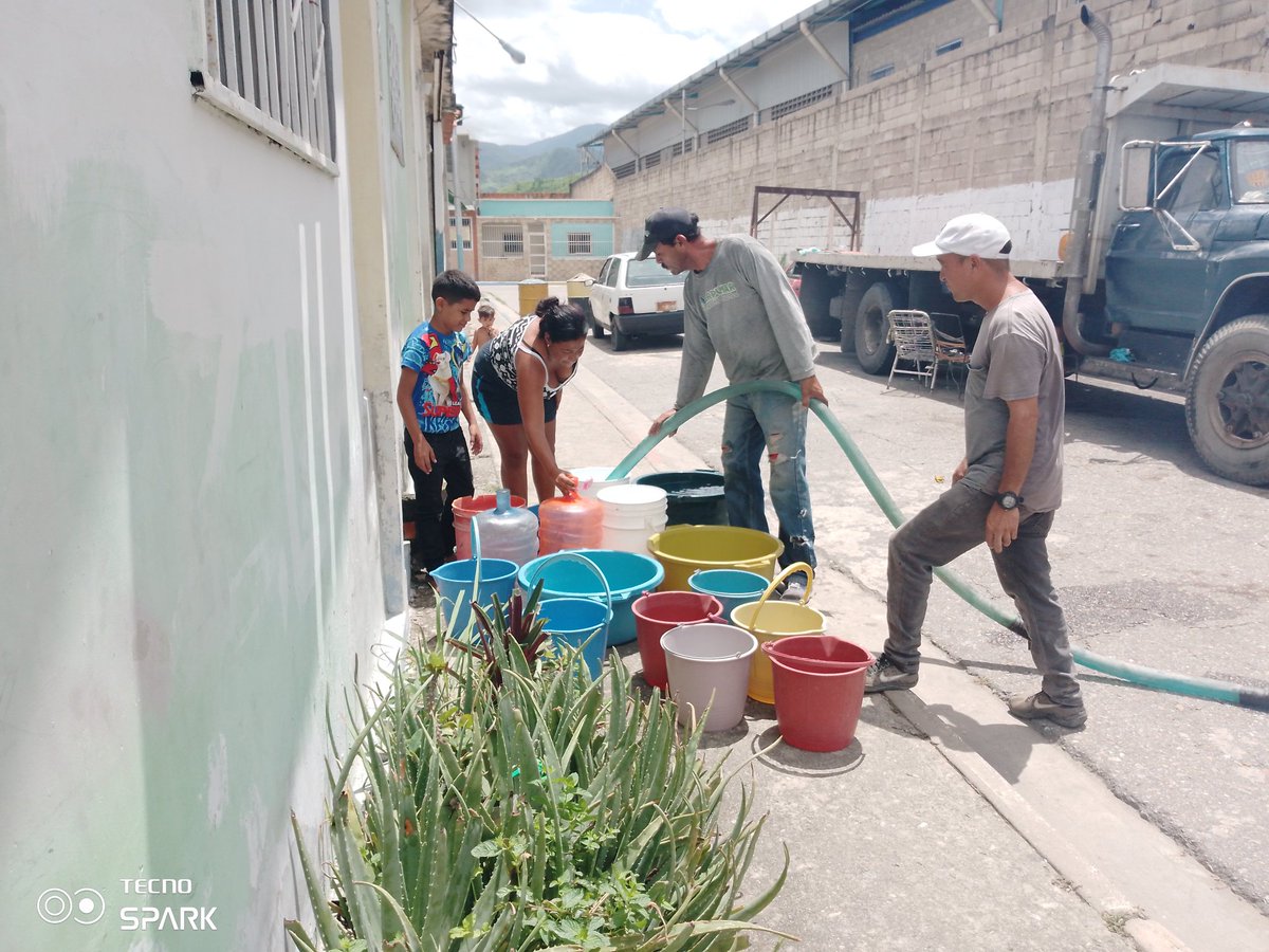 #26Jul Por orientación de nuestra alcaldesa <a href="/johanitakenpo/">Joana Sánchez</a> y siguiendo lineamientos de nuestro Pdte <a href="/NicolasMaduro/">Nicolás Maduro</a>, nos encontramos suministrando agua potable con los camiones cinternas en La Providencia Parroquia Alfredo Pacheco Miranda #TriunfaLaEsperanza