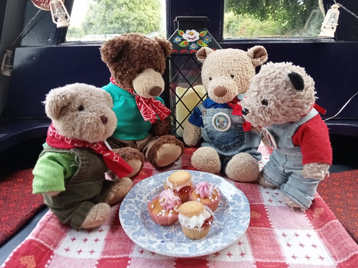 SonningBear's tweet photo. We are having a mini holiday as #BoatingBears on the Trent and Mersey Canal south of Stone in Staffordshire.

We were good Bears, so we got cayk! https://t.co/FE78orGeZc