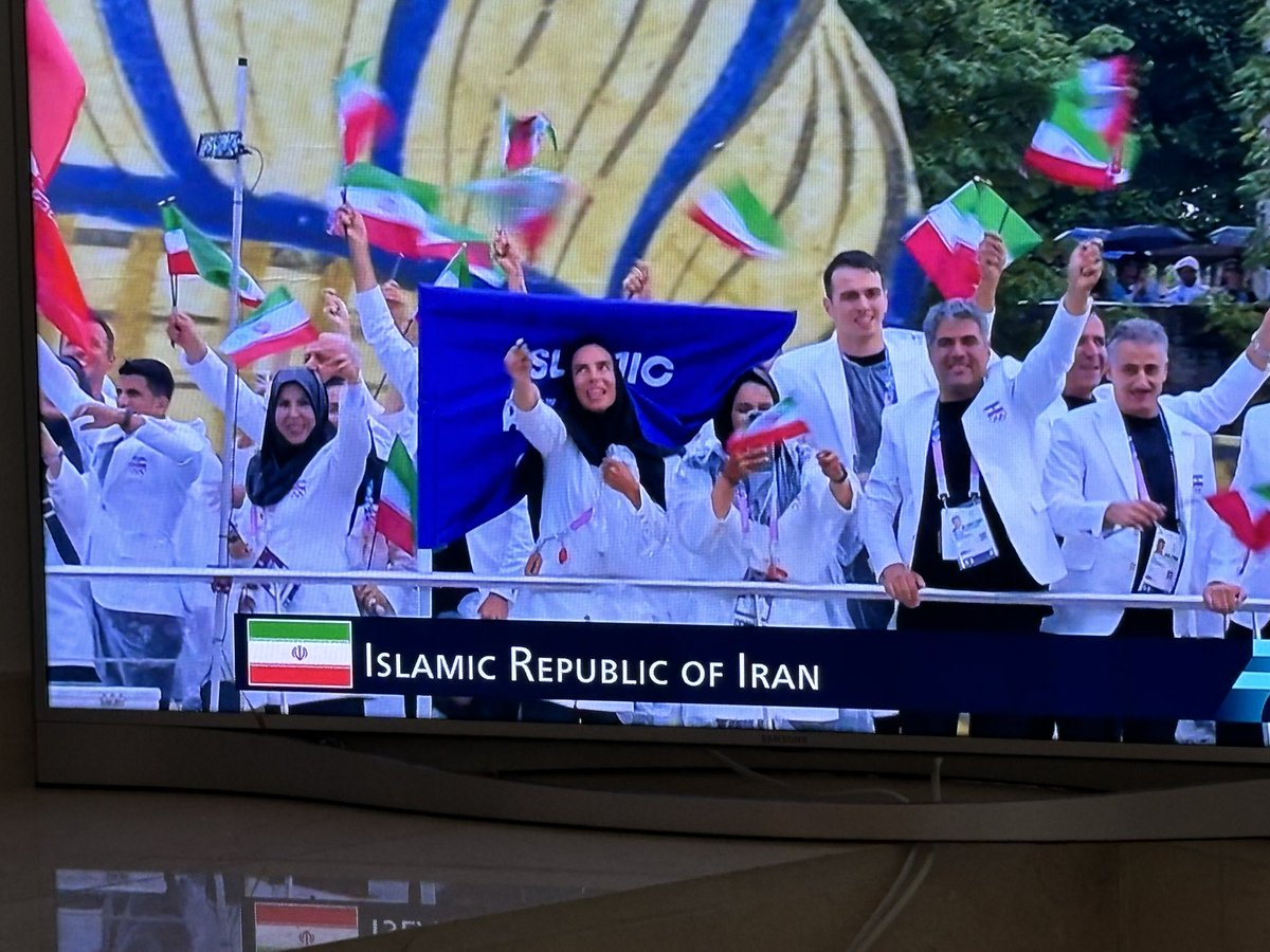 Heel erg leuk die intocht op de boten bij de #olympischezomerspelen maar welke idioot heeft bedacht om de spandoeken met de landen zodanig op te hangen dat veel sporters niet te zien zijn.

Dat had hoger of lager gekund.

Alles klopt, maar zoiets simpels is niet doordacht🤬