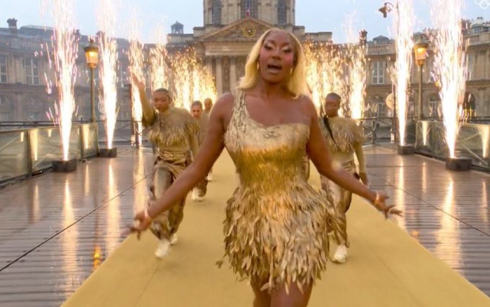 Ilangabet's tweet image. Aya Nakamura qui sort de l’académie Française pour chanter avec la garde républicaine…

Tous derrière elle contre le racisme.

Notre France c’est elle #Paris2024