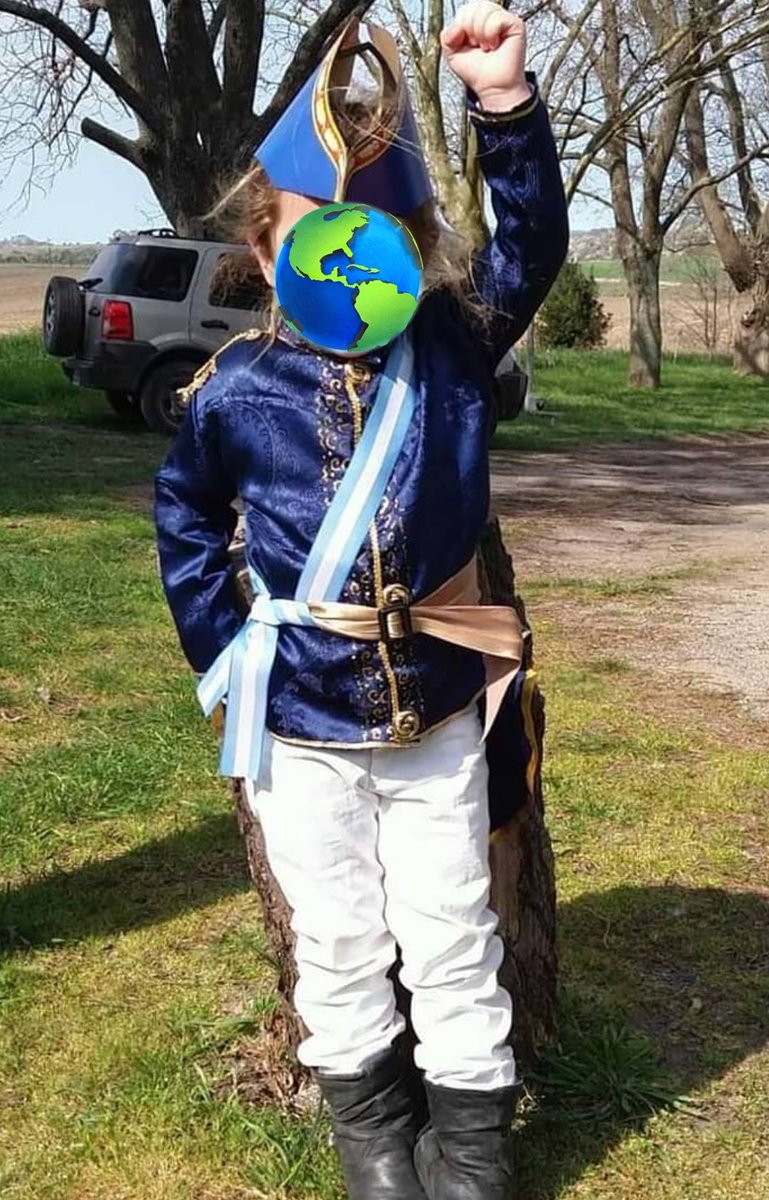 dwohtinthesky's tweet photo. mi hermana con 4 años se enojo porque en el acto le tocó ser dama antigua en vez de San Martín y después hizo su cumpleaños de San Martín, vestida de San Martín, the icon that you are https://t.co/SELzjKSxue
