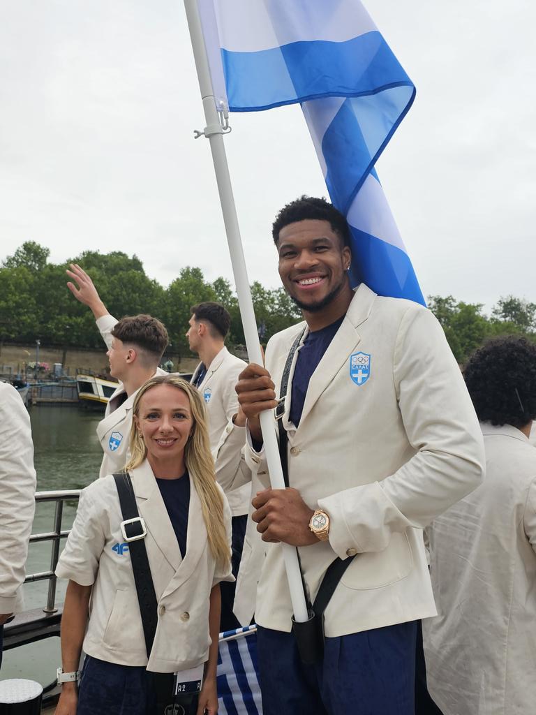 HellenicOlympic's tweet image. Aπέραντη υπερηφάνεια 🇬🇷🇬🇷🇬🇷

#TeamHellas #paris2024 #OpeningCeremony #Hellas