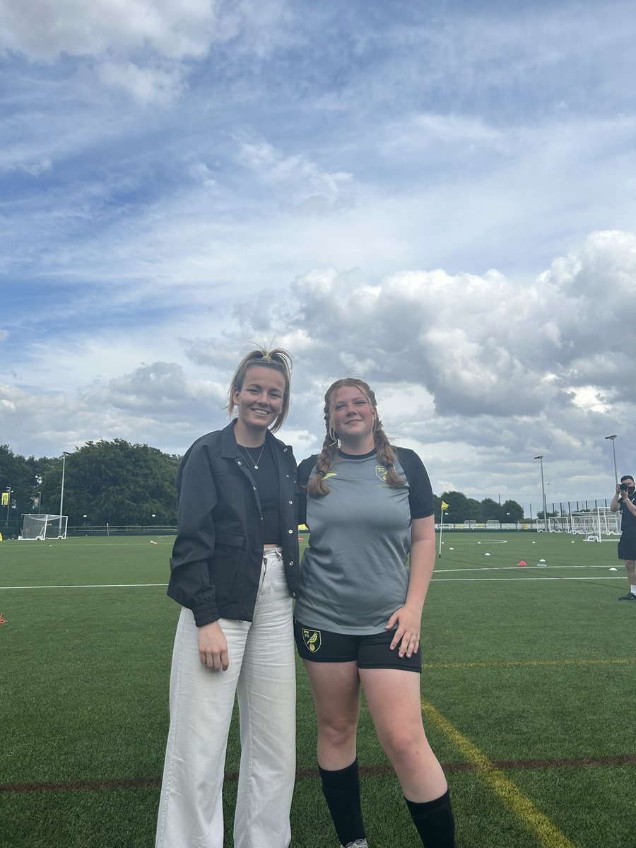 Tuttlen's tweet image. Lovely afternoon @TheNestCSF, @lauren__hemp officially opening her pitch Ruby’s lucky enough to train on a few times a week with @NorwichCityAcad 
Only Ruby would ask her to sign her Croc 🤦🏼‍♀️😂⚽️💚💛