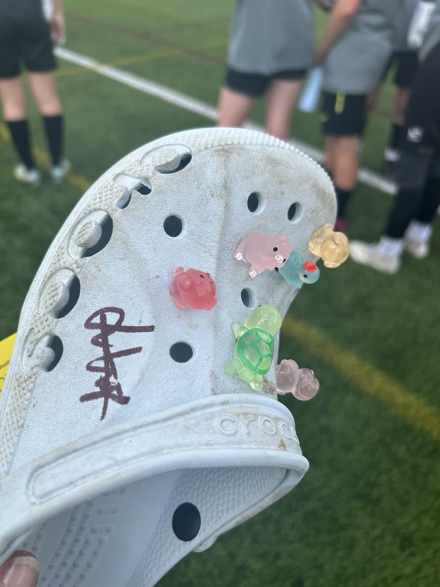 Tuttlen's tweet image. Lovely afternoon @TheNestCSF, @lauren__hemp officially opening her pitch Ruby’s lucky enough to train on a few times a week with @NorwichCityAcad 
Only Ruby would ask her to sign her Croc 🤦🏼‍♀️😂⚽️💚💛