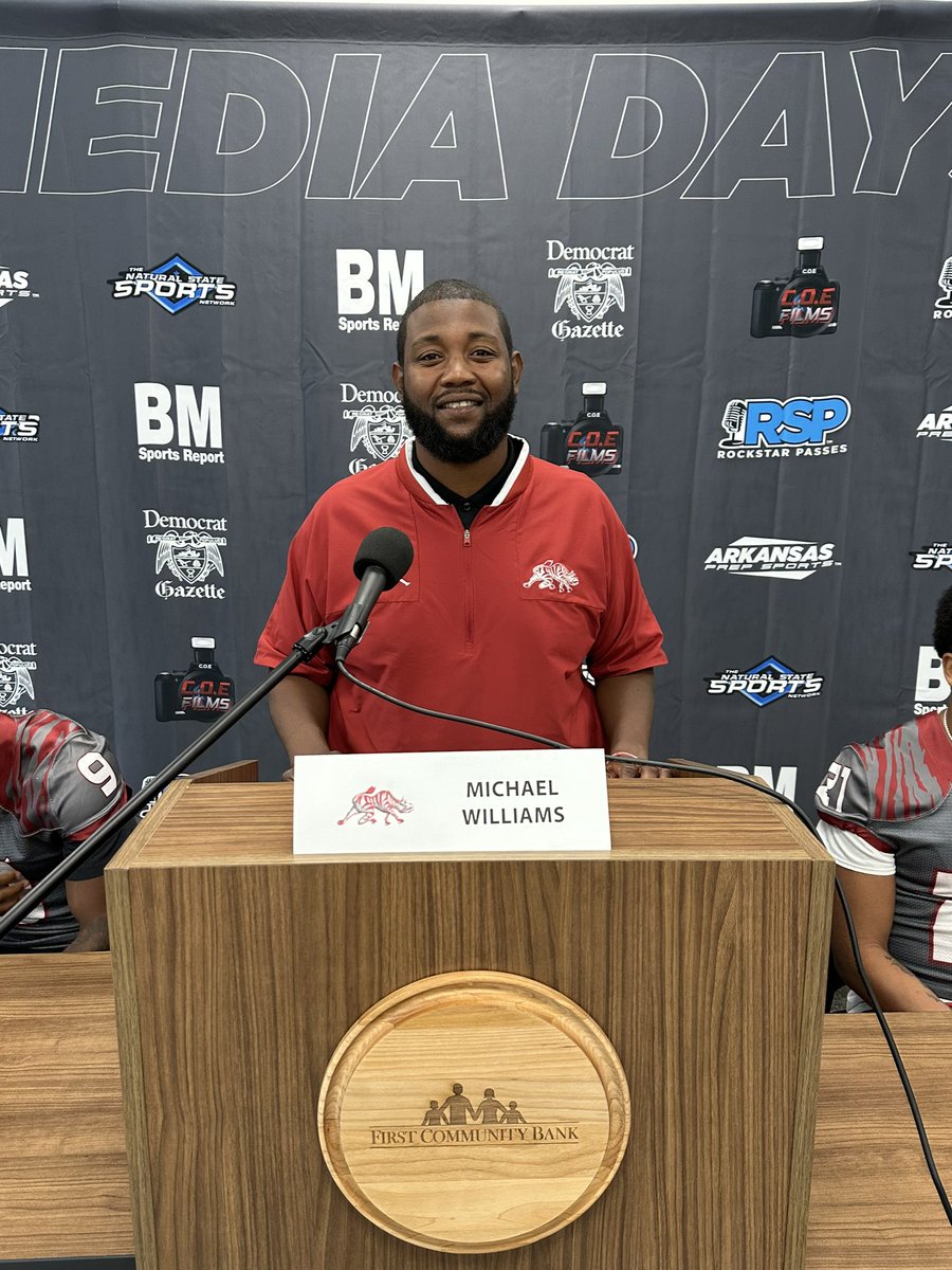 ARPrepSports's tweet photo. Coach Michael Wiliams and the Pine Bluff Zebras. 

@djuanhayes12 @marshonjordan @TristanHelloms https://t.co/K4ZgDfsvBp