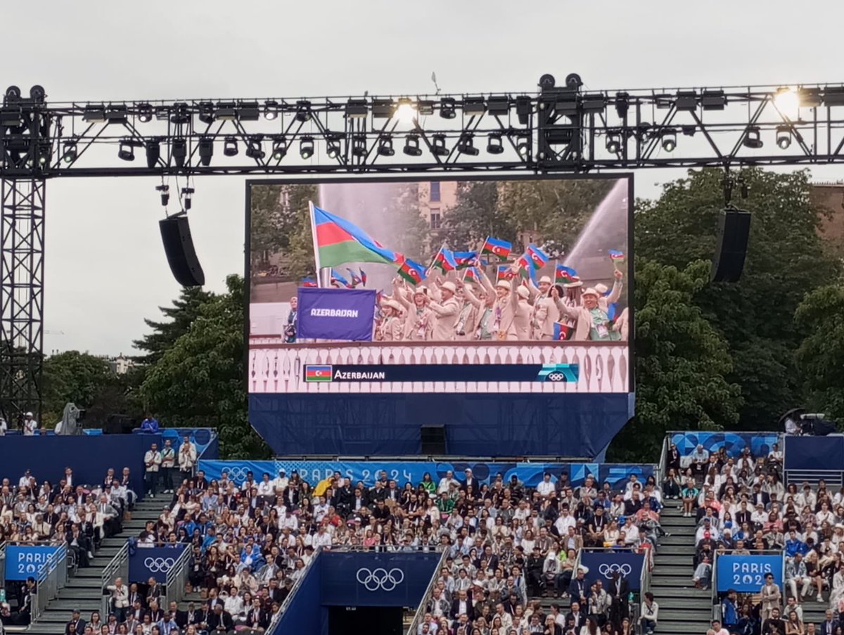 Paris 2024 Olimpiya Oyunlarının açılış mərasimindən ilk görüntüləri sizə təqdim edirik! 🇦🇿 Qeyd edək ki, komandamız Sena çayında paraddan keçmişdir. 
Komandamıza Olimpiya Oyunlarında uğurlar diləyirik!❤️‍🔥

#paris2024 #TeamAZE