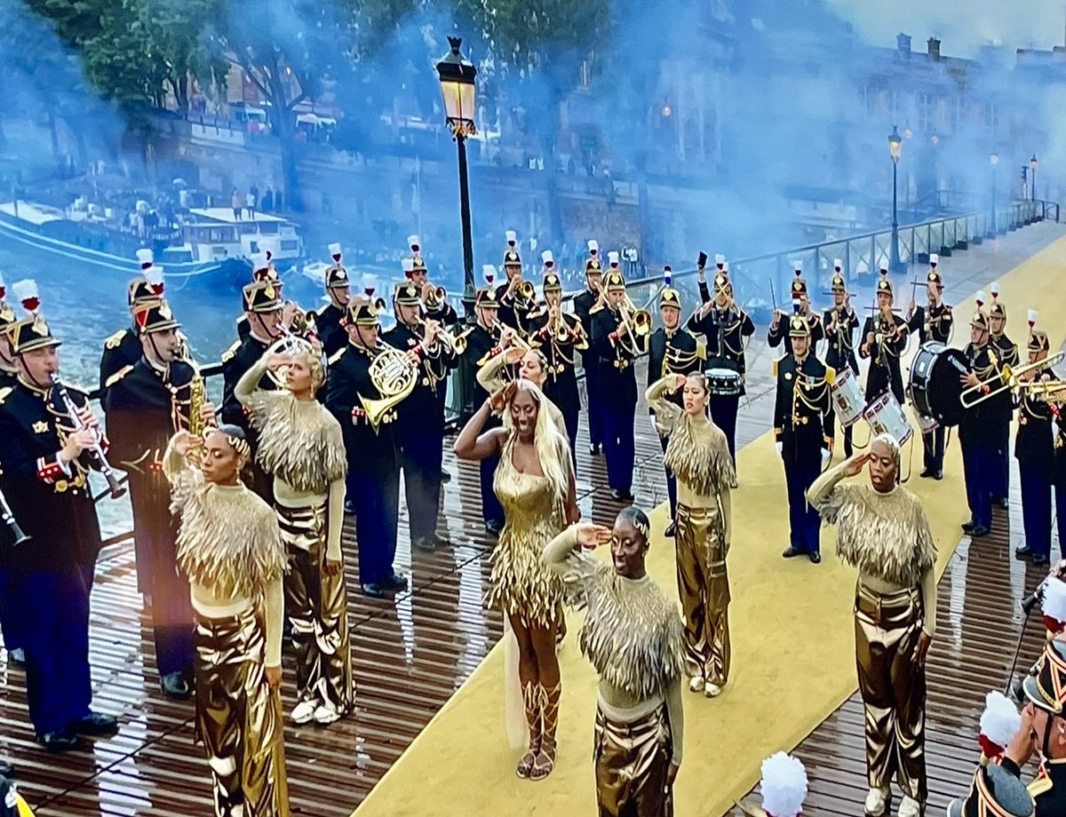 La danse et le chant d'#AyaNakamura provoquent  le chaos parmi les militaires ! 💃🤯 
Les témoins sur place ont rapporté que les officiers ont tenté d'imiter sa chorégraphie emblématique essayant de maîtriser les mouvements de hanches 
#AyaNakamura #FièvreDeLaDanse <a href="/Paris2024/">Paris 2024</a>