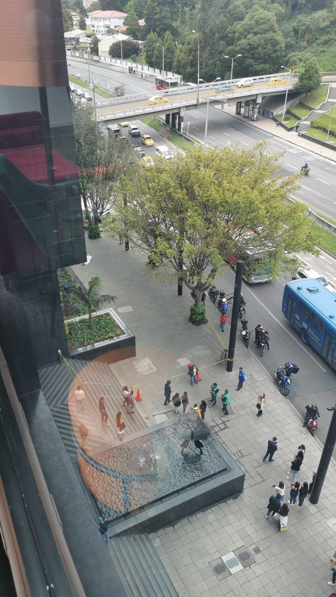 ColombiaOscura's tweet photo. #ATENCIÓN 🚨 Seguidores nos informan que hace pocos mins una persona cayó desde lo más alto de la Torre Itaú de Bogotá (Carrera 7 #27-18). Hasta el momento se desconocen detalles de este lamentable suceso por lo que se espera que autoridades informen si se trató de un suicidio. https://t.co/NTYqXbLYvo