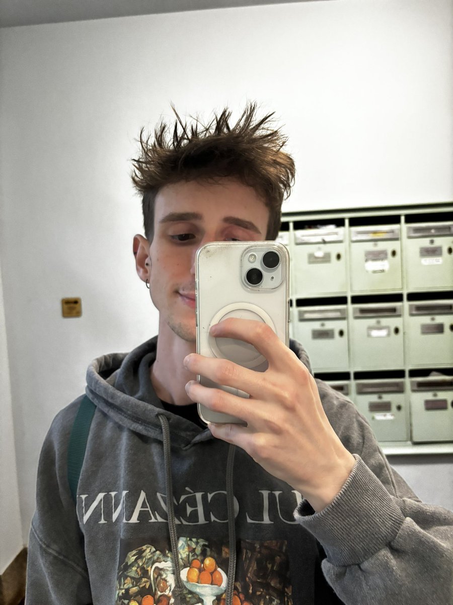 MrFallenBesh's tweet photo. Feeling gorge ! Ready to get voted the cutest barman https://t.co/pNLSwStvPi