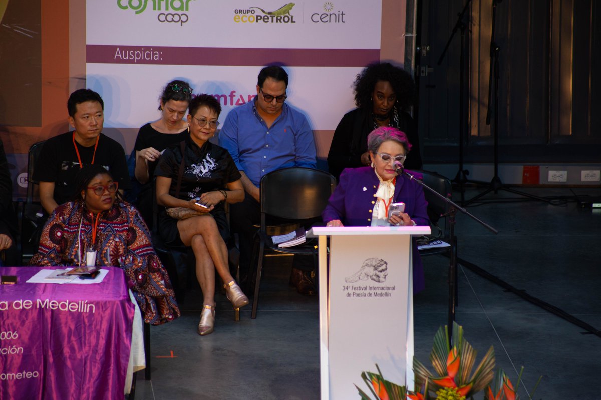 poesiamedellin's tweet photo. Cada año, el festival honra su legado y también crea nuevos recuerdos que contribuyen a la memoria de la ciudad. Compartimos algunos momentos de la Inauguración del 34º Festival Internacional de Poesía de Medellín.
#34FIPMed
#CantodeAmordelPlaneta
#JovenPoesiadelMundo https://t.co/xY8iWprjXO
