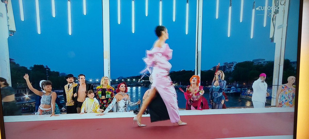 TirannoA's tweet image. Ultima cena di drag queen con sfilata sul tavolo.
Sento le teste dei #proputin #provita #novax ultracristiani acoppiare.
#Paris2024