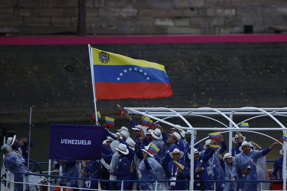 🇻🇪 ¡VENEZUELA INGRESÓ A LA CEREMONIA INAUGURAL DE #PARIS2024! 🇻🇪

🏅 ¿Sus abanderados? Dos que saben lo que es un podio olímpico: la saltadora Yulimar Rojas y el pesista Julio Mayora 

💪🏽 Con 33 deportistas, se trata de su delegación más pequeña en 36 años pero con sólidas