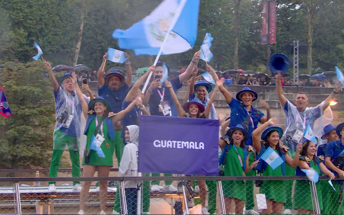 Guatemala a bordo de su embarcación en el novedoso desfile en la ceremonia de inauguración de los #JuegosOlímpicosParís2024.