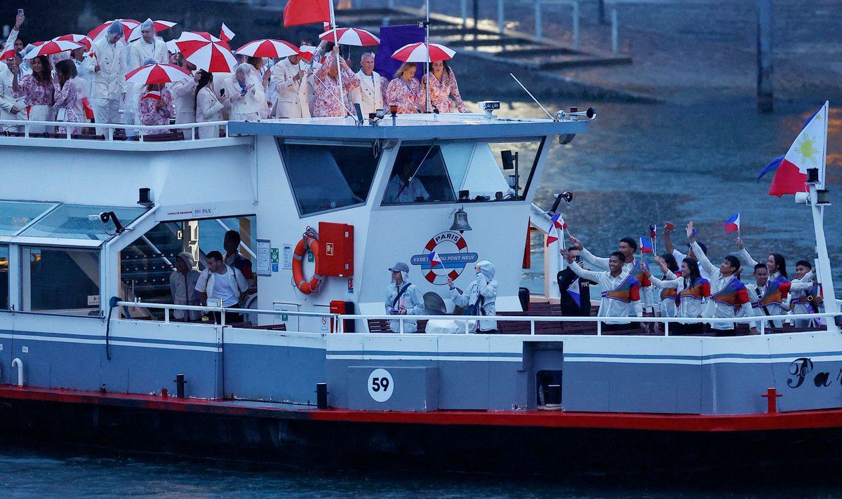 gmasportsph's tweet photo. TEAM PHILIPPINES AT PARIS OLYMPICS! 🇵🇭🇵🇭🇵🇭

The Philippine team is seen aboard a boat at the floating parade on the Seine River during the #Paris2024 Olympics opening ceremony.

REUTERS/Evgenia Novozhenina https://t.co/bT0K9S54Y7