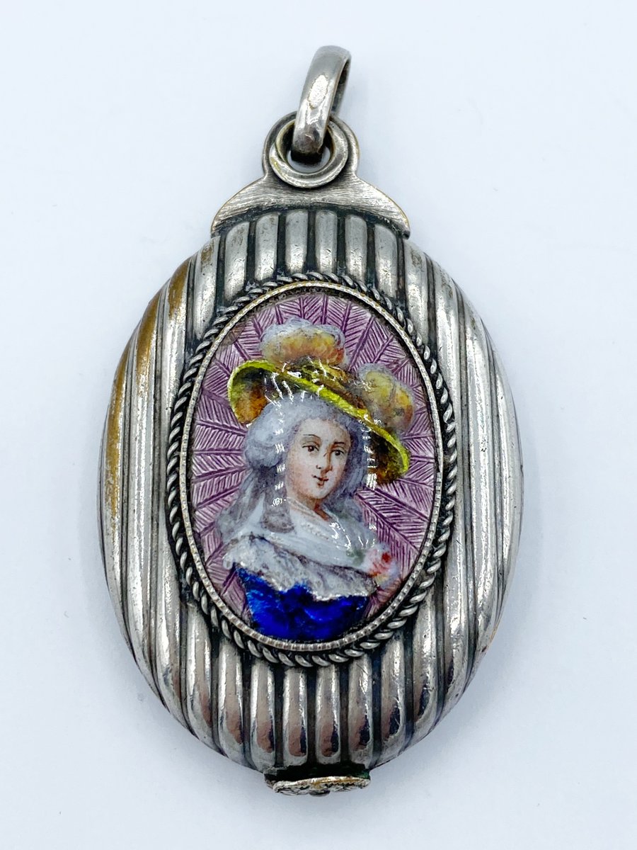 VntgJewelsNJunk's tweet image. Antique chatelaines and accessories. For sale now in my ebay store. #chatelaine #patchbox #mirror ebay.com/str/vintagejew…