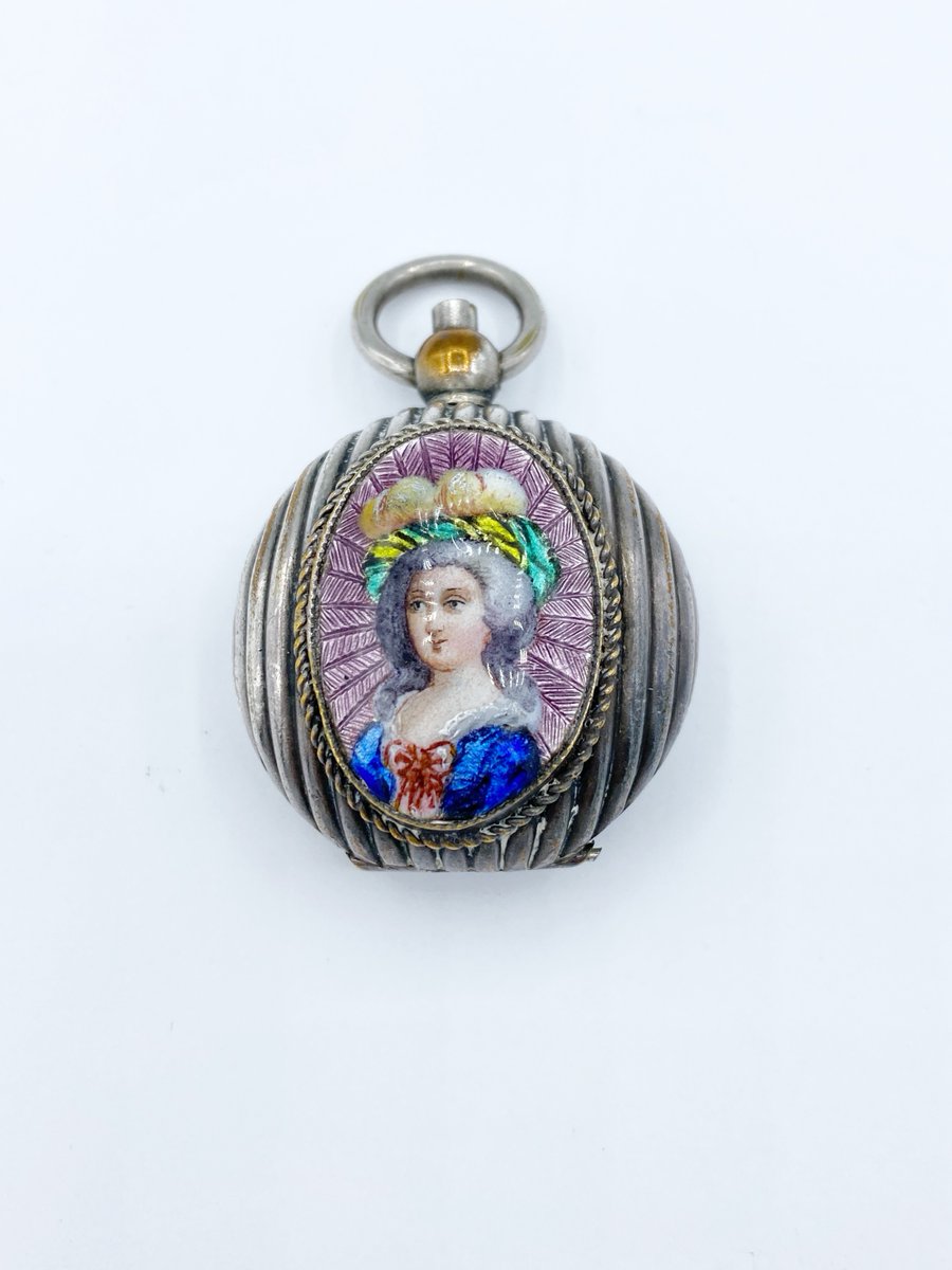 VntgJewelsNJunk's tweet image. Antique chatelaines and accessories. For sale now in my ebay store. #chatelaine #patchbox #mirror ebay.com/str/vintagejew…