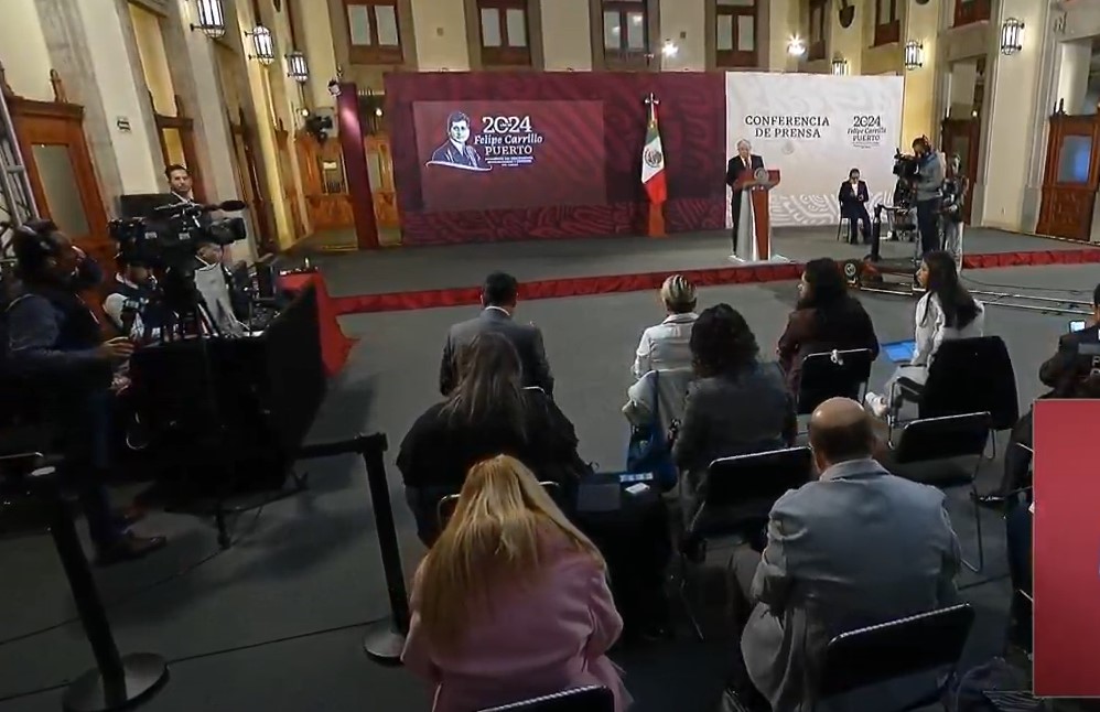 OnceNoticiasTV's tweet photo. 🟤 #ConferenciaMañanera | El #Presiente lamentó el asesinato de Héctor Melesio Cuen Ojeda, exrector de la Universidad de #Sinaloa y diputado electo en esa entidad
“Expreso mi pésame a sus familiares y amigos, a los alumnos y maestros de la universidad, a los militantes de su partido. Era dirigente de una organización política y vamos a investigar cómo se dieron los hechos”
#OnceNoticias🔻