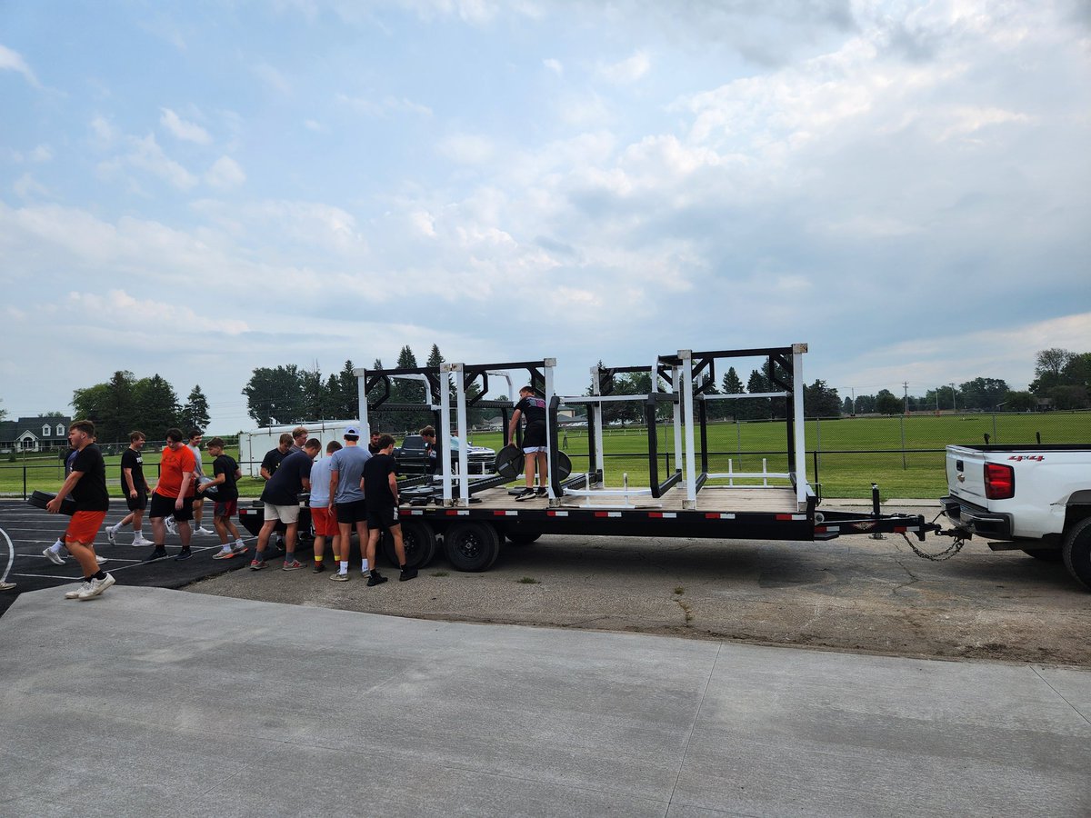 GrinnellTigerFB's tweet photo. Might be a record for set up time, and we are ready to roll for lift a thon 2024 tonight at 6 at TT Cranny! Big thanks to @EliRose22 and @LatitudeSignage for the truck and trailer this morning! @GRINNELL_AD #GoTigers https://t.co/YasBeqyQqJ