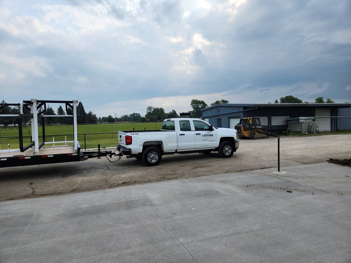 GrinnellTigerFB's tweet photo. Might be a record for set up time, and we are ready to roll for lift a thon 2024 tonight at 6 at TT Cranny! Big thanks to @EliRose22 and @LatitudeSignage for the truck and trailer this morning! @GRINNELL_AD #GoTigers https://t.co/YasBeqyQqJ