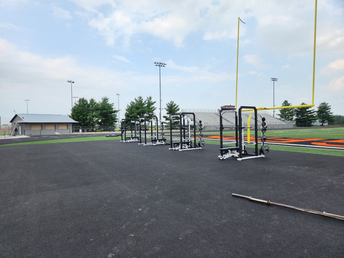 GrinnellTigerFB's tweet photo. Might be a record for set up time, and we are ready to roll for lift a thon 2024 tonight at 6 at TT Cranny! Big thanks to @EliRose22 and @LatitudeSignage for the truck and trailer this morning! @GRINNELL_AD #GoTigers https://t.co/YasBeqyQqJ