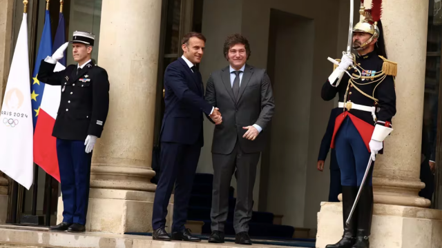 diariodeBA's tweet photo. 📢 Javier Milei se reunió con Emmanuel Macron en París: tras dos semanas de intensa polémica, desde Casa Rosada destacaron “la relación de cordialidad” entre ambos países 
➡️ https://t.co/EEgqprQ74b https://t.co/KWgd0gAsaa