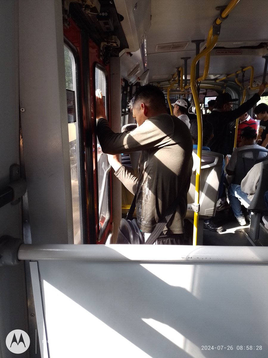 demi_cloos's tweet photo. @MetrobusCDMX aquí el muchacho rayando la unidad de corensa-2608 luego por qué se quejan que las unidades están deplorables https://t.co/iQD6jbt3CB