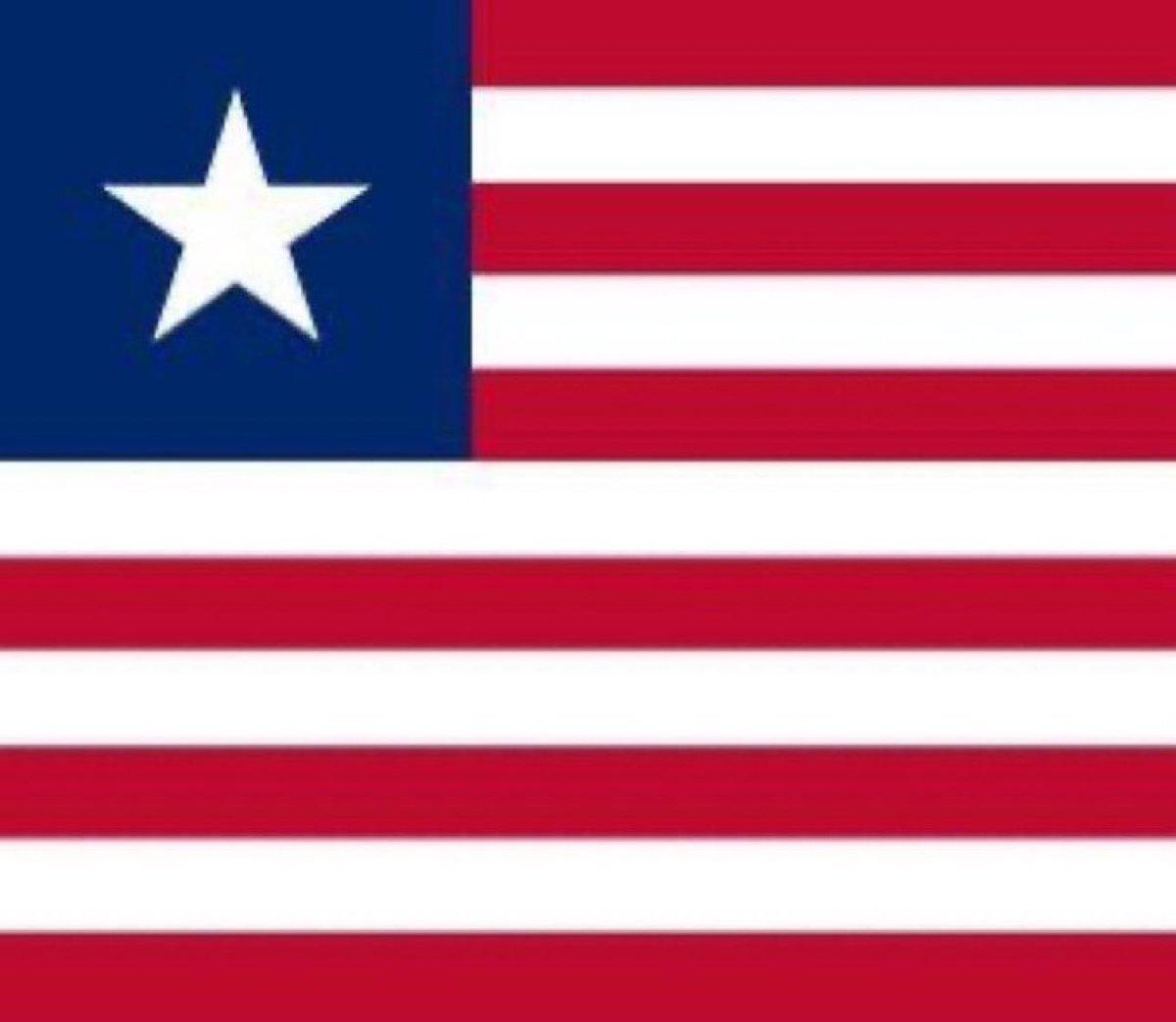 trishelleee16's tweet image. the flag:             the face: 

shirt by: @hollyandroo 🇱🇷