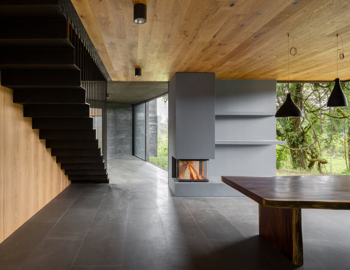blisssupersized's tweet photo. Ideas - Texture: Casa Bruma by Fernanda Canales + Claudia Rodríguez in Mexico - gorgeous black concrete - a courtyard - views - an impressive natural setting
..
(find out all about the project and architects right here: https://t.co/t8ttrPGfrK ) https://t.co/vwmt1Fb3Fs