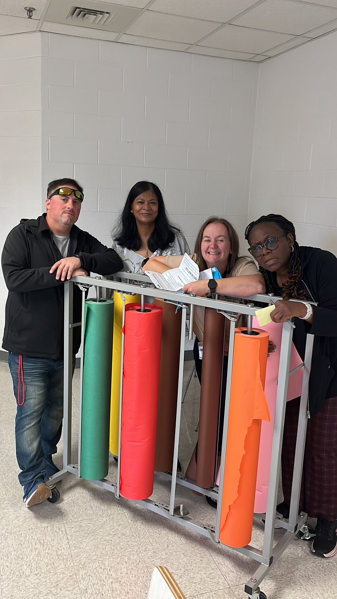 Tucker_Smith44's tweet photo. Scavenger hunt #teamazul @metzmiddle1 https://t.co/0ANeFD2NEk