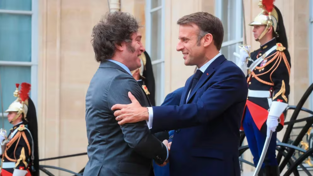 diariodeBA's tweet photo. 📸 Recrudece la tensión entre Javier Milei y Victoria Villarruel
👉🏻 Desde Casa Rosada destacaron el agradecimiento de Emmanuel Macron a Karina Milei por su intervención durante el conflicto por los cánticos racistas
➡️ https://t.co/EEgqprQETJ https://t.co/vzLpZDJzPj