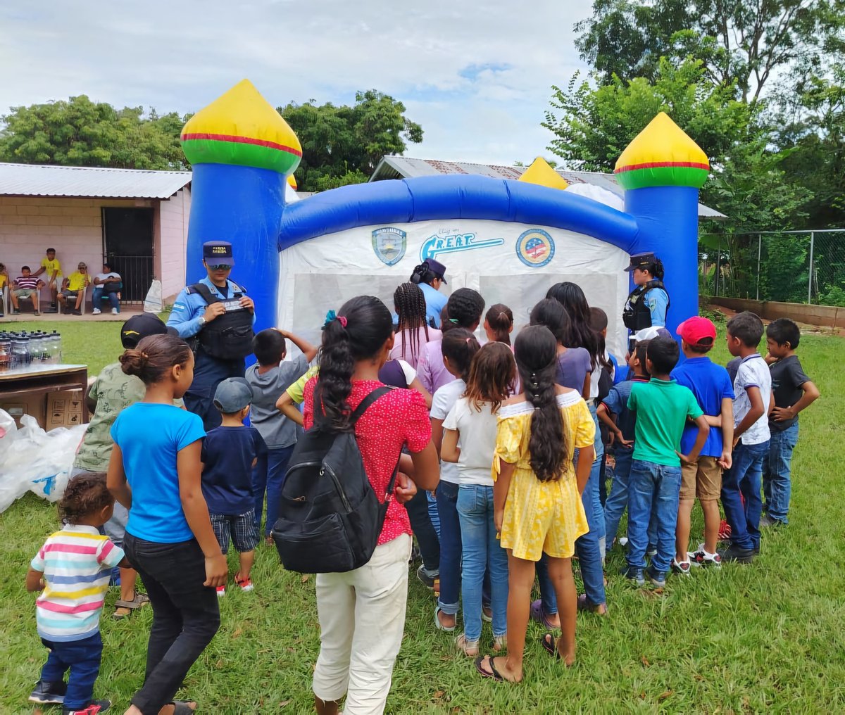 PoliciaEscolarH's tweet photo. 🤗🧑👧🩵//La #DNPSC a través de la #PolicíaEscolar, mediante su #ProgramaGREAT de #UDEP-18 realizó con gran éxito el "Campamento Lúdico GREAT" en la comunidad de Luquigue, Yorito, Yoro. Este evento contó con la participación entusiasta de 80 niños de la comunidad.🤗 https://t.co/GXnQLNFLpr