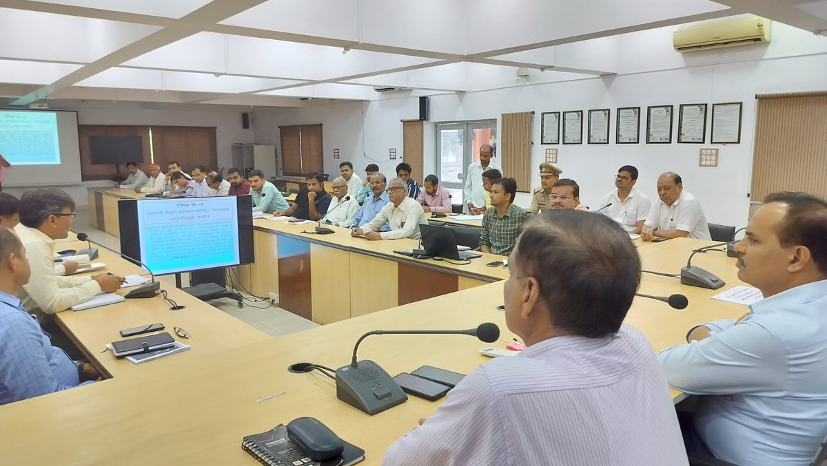 dm_kannauj's tweet photo. जिला उद्योग बन्धु  की बैठक कलेक्ट्रेट गांधी सभागार में आयोजित की गयी l इस दौरान उद्यमियों/व्यापारियों की समस्याएं सुनी गई तथा समस्याओं के शीघ्रातिशीघ्र निस्तारण हेतु उपस्थित सम्बन्धित अधिकारियों को आवश्यक दिशा निर्देश दिए गए।
@CMOfficeUP @UPGovt https://t.co/EoDT8j9AG3