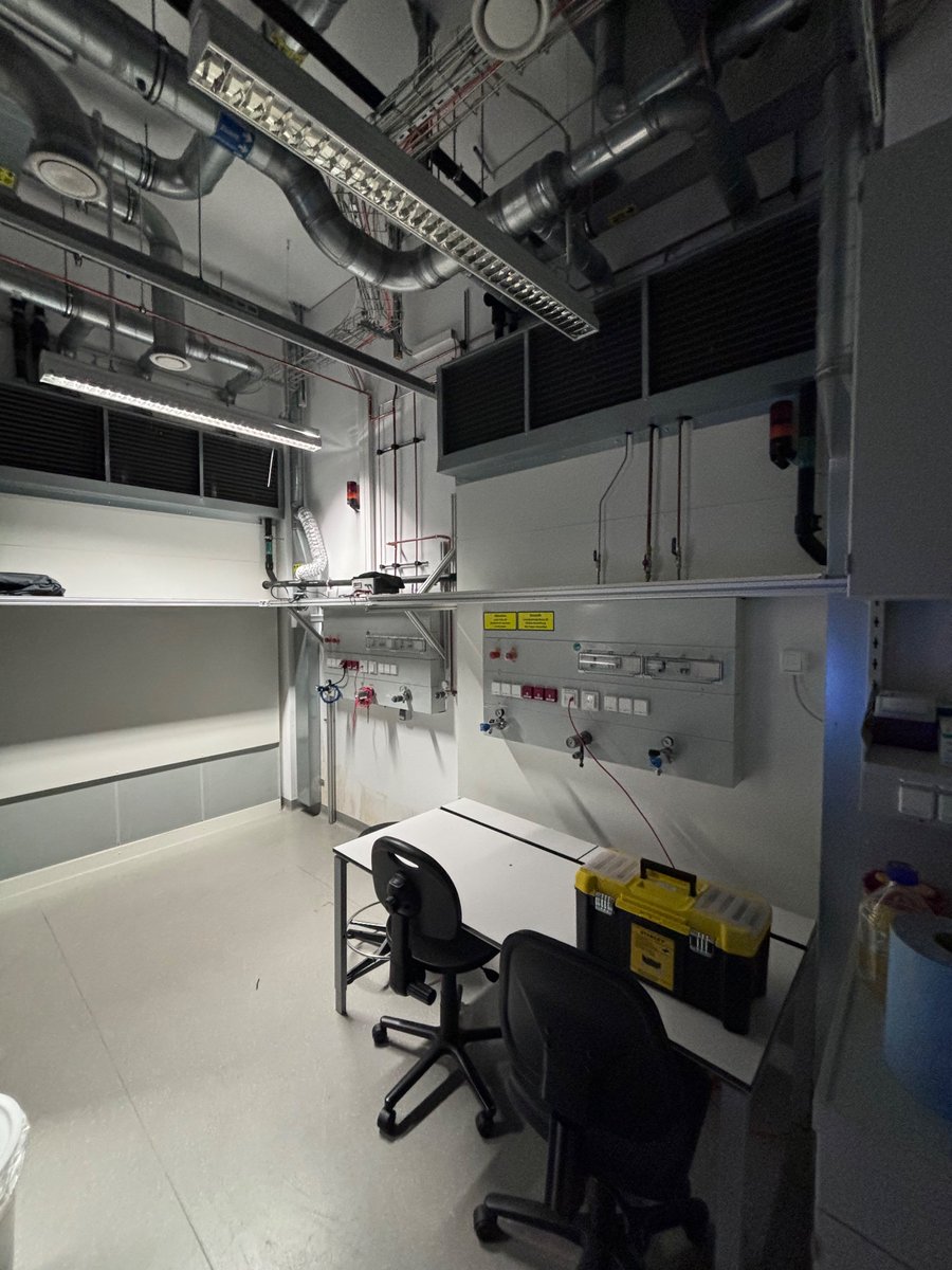 ISTAustria_IOF's tweet photo. Instead of new adding systems, we were challenged to empty one of our microscope rooms ‘within a week’: 5 systems were dismantled, moved (across campus), reassembled, recalibrated and reimplemented in time - as well as all cupboards emptied and resorted 💪🏻 #teamwork https://t.co/XRU10iITlm