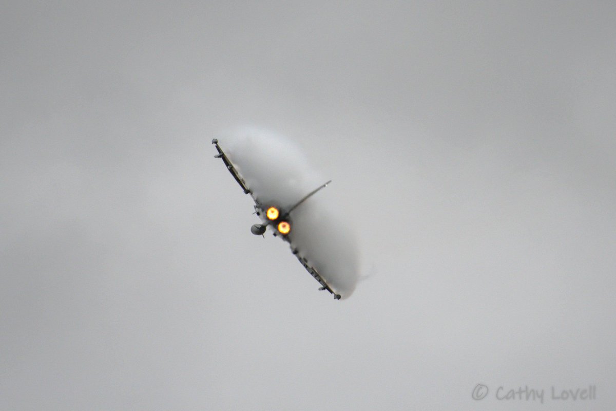 Cathy_L17's tweet photo. Turbo making clouds in a glum fairford sky
#RIAT24 #RIAT2024 #typhoondisplay #phoonfriday https://t.co/rcUxFkyWqV