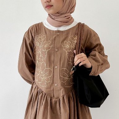 Hands up to this long dress with floral minimal embroidery detailing 🥺🫶🏻💫🌷

so pretty yet elegant—