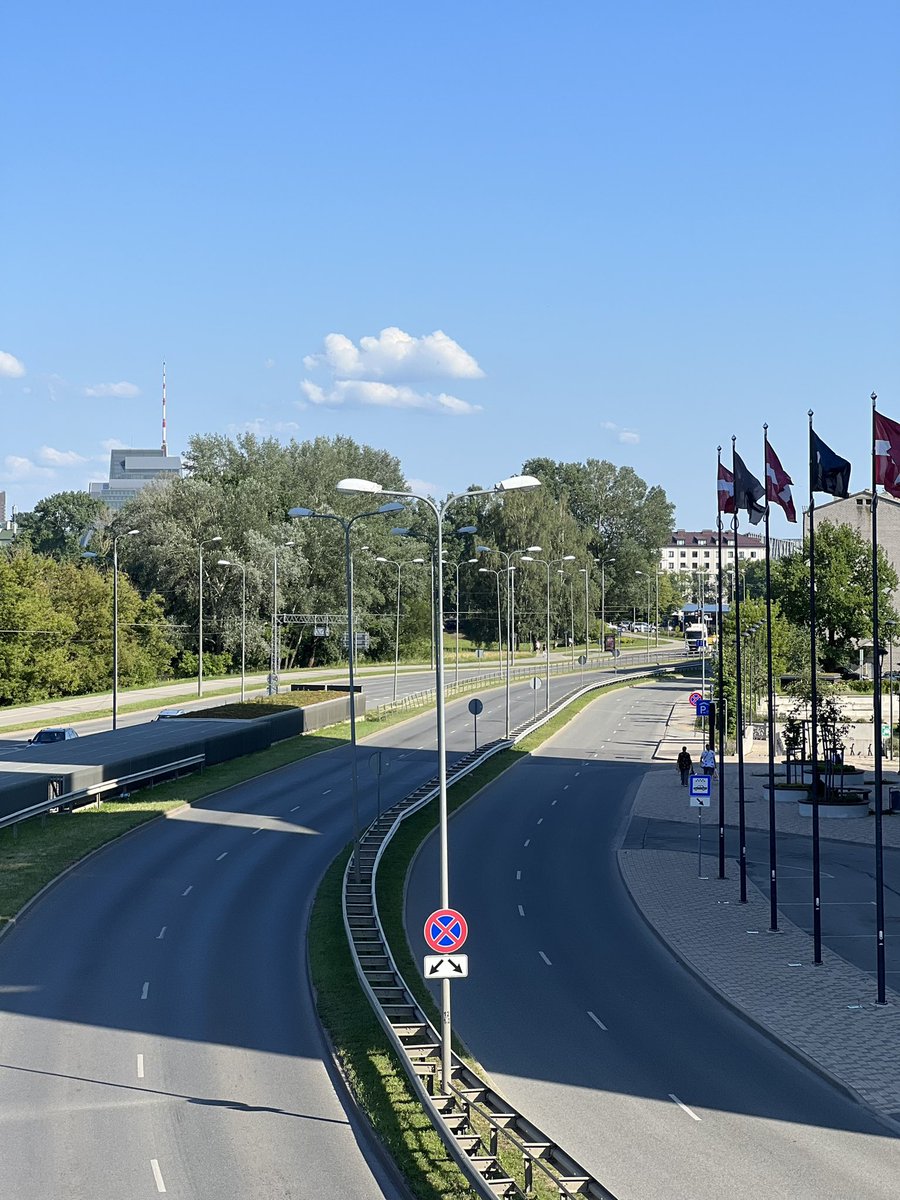 sakoptRigu's tweet photo. Cien. @RigasDome @Rigaattistas, kā mums virzās apgaismes un tās stabu modernizācija pilsētā? Kurā posmā esam un kad Rīgā būs patīkams un spilgts apgaismojums ielās un nePadomju betona stabi? #Rīga #pilsēta #iela #gaisma https://t.co/qfMy9CLsmm